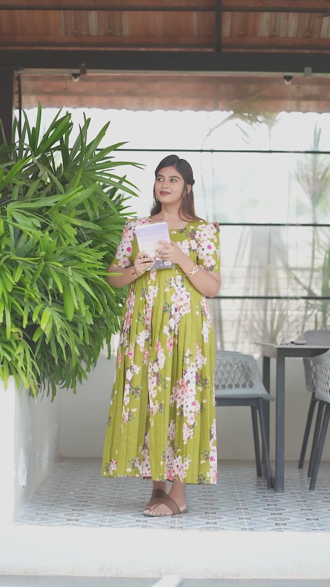 Floating video - Mom Studio - 04.mp4